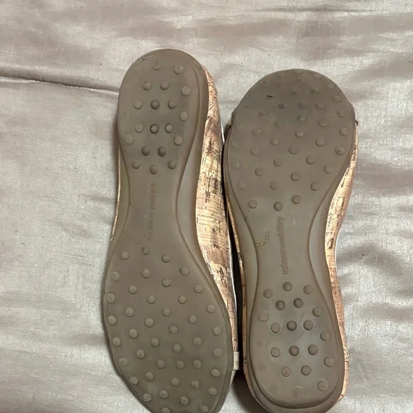 Elegant Beige Patterned Flats with Gold Accent - Picture 4 of 5